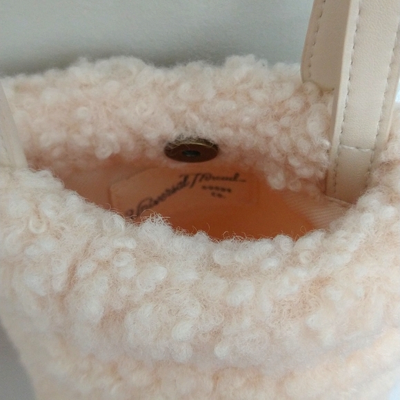 🌻NWOT Universal Thread Fuzzy Large Crossbody Phone Bag - Picture 7 of 10